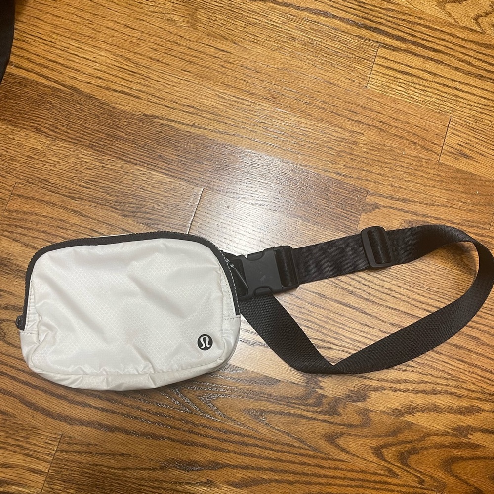 Everywhere Lululemon belt bag
